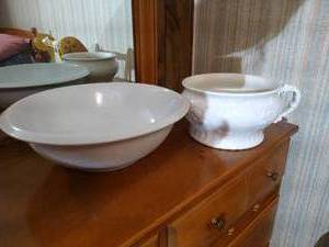 lot 254 image: Vintage Revere Ware Washpot & Royalstone China Washbowl