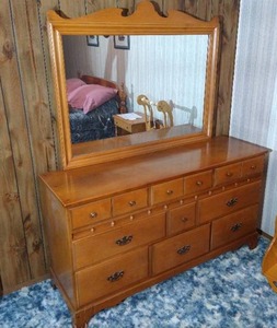 lot 255 image: Beautiful Kroehler Dresser & Mirror