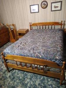 lot 265 image: Kroehler Cape Cod Full Size Bed