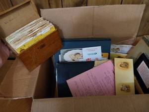 lot 289 image: Box of Vintage Ephemera - Handwritten Recipes, Etc