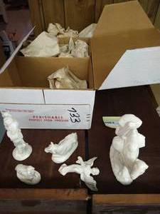 lot 305 image: 19-Piece White Porcelain Nativity Set