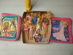 lot 307 image: Vintage Barbie Lot - Cases & Dolls