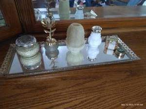 lot 319 image: Mirrored Dresser Tray With Avon Fairy Light & Beauty Items