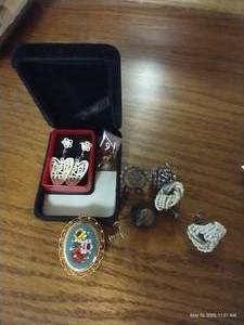 lot 320 image: Vintage Screwback Earrings & Cloisonne Pin