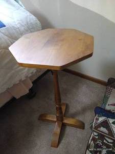 lot 326 image: Small Pretty Wood Table
