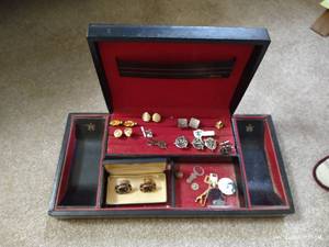 lot 327 image: Mens Jewelry Tray With Cufflinks