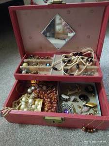 lot 332 image: Jewelry Box With Contents