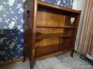 lot 336 image: Pretty Wooden Shelf