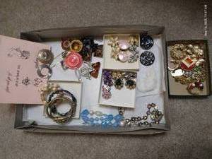 lot 339 image: Costume Jewelry Lot