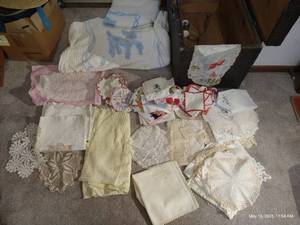 lot 344 image: Large Lot of Vintage Linens, Doilies - Handanger, Etc