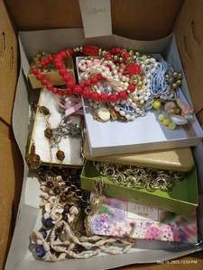 lot 348 image: Costume Jewelry Treasure Hunt