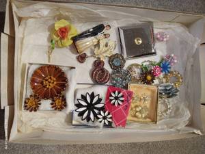 lot 361 image: Vintage Costume Jewelry & Wedding Cake Topper