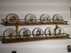 lot 362 image: (9) Hummel Christmas Plates