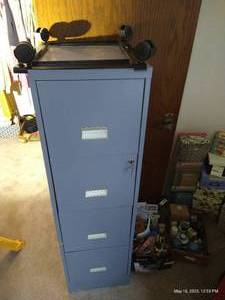lot 368 image: 4-Drawer File Cabinet With Rolling Platform & Key