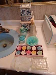 lot 374 image: Vintage Soap Dishes & Bath Set