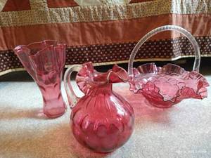 lot 392 image: Vintage Pink Glass Vases & Basket