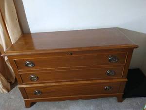 lot 402 image: Lane Cedar Chest With Key