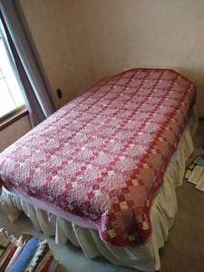 lot 412 image: Twin Bed w Handmade Quilt