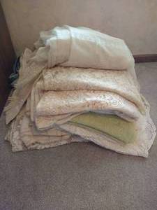 lot 433 image: Vintage Lot of Table Lace and Lace Curtains