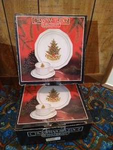 lot 454 image: Pfaltzgraff Christmas Heritage Dishes - (2) 3 Piece Place Settings