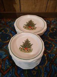 lot 456 image: Pfaltzgraff Christmas Heritage Dishes - (16) Plates
