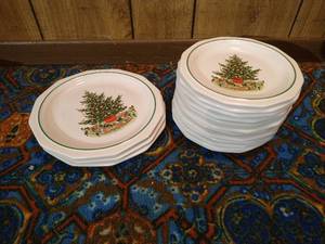 lot 458 image: Pfaltzgraff Christmas Heritage Dishes - (15) Plates