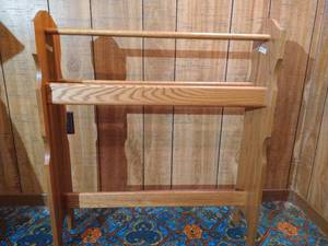 lot 462 image: Quilt Stand