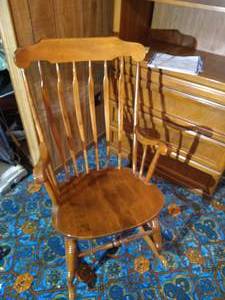 lot 473 image: Wood Childs Rocking Chair