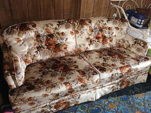 lot 495 image: Velvet Floral Brown Couch in Great Condition