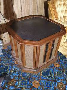 lot 498 image: Magnavox End Table w Pullout Turn Table & Working Radio