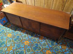 lot 510 image: Lane Cedar Chest w Castors & Key