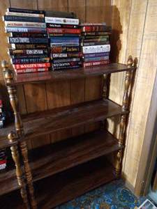 lot 513 image: Shelf wBooks
