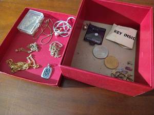 lot 516 image: Bits n Pieces Jewelry & Coins