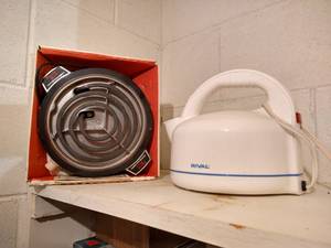 lot 541 image: Electric Tea Kettle & Hotplate