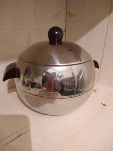 lot 552 image: West Bend Penguin HotCold Serving Bowl