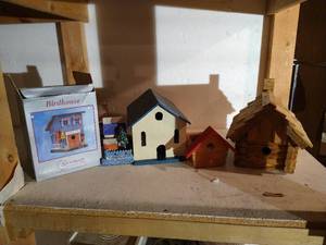 lot 559 image: Shelf of Bird Houses & Homemade Homes