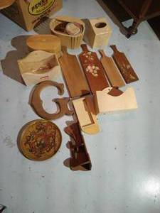 lot 561 image: Wood Craft Pieces