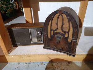 lot 565 image: Vintage Crosley & Panasonic Radios