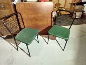 lot 582 image: Two Fold-Flat Chairs w Card Table