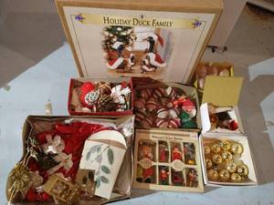 lot 585 image: Duck Family Figurines & Vintage Christmas Decor