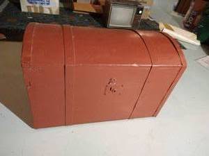 lot 588 image: Cute Red Wood Chest