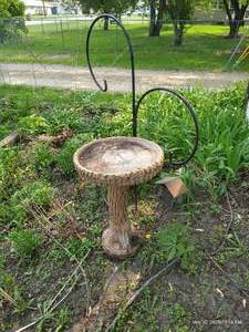 lot 610 image: Shepherds Hook wHeavy Bird Bath