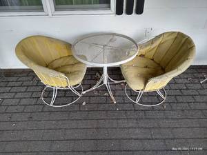 lot 612 image: Metal Table w Chairs