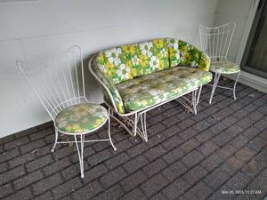 lot 614 image: Outdoor Green & Yellow Chairs & Rocking Couch- great metal bases