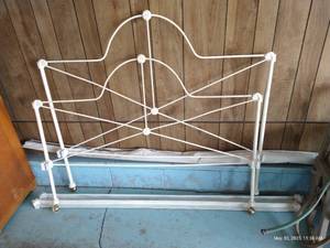 lot 625 image: Cast Iron Bed Frame w Head & Foot Boards