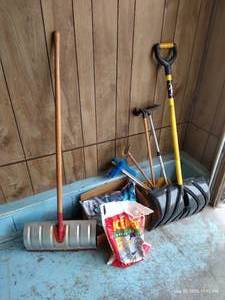 lot 629 image: Snow Shovels & Ice Melt