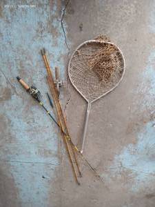 lot 631 image: Vintage Bamboo Fishing Rods & Net