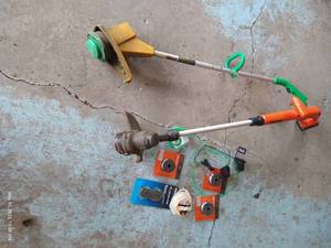 lot 633 image: Weed Whackers & Trim