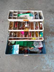 lot 639 image: Fishing Box w Tackle