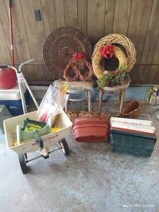 lot 652 image: Spreader, Chairs, Edging, Pots